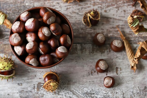 Castagne in una ciotola su un tavolo di legno