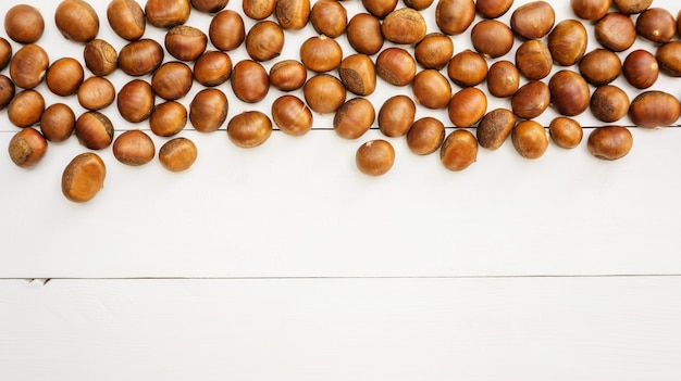 Castagne su un tavolo di legno bianco.