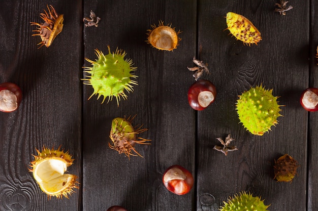 Castagne su un tavolo di legno