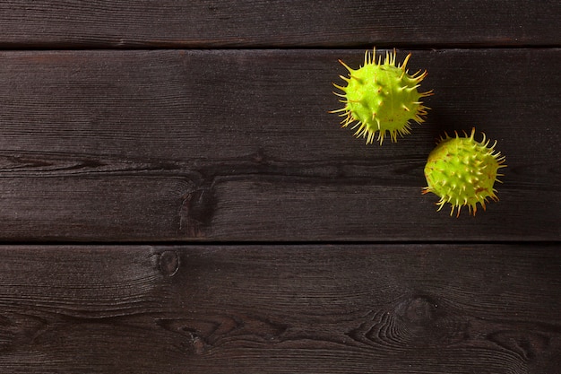 Castagne su un tavolo di legno