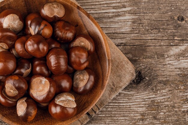 Castagne su un vecchio tavolo di legno.