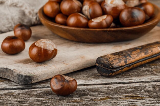 Castagne su un vecchio tavolo di legno.