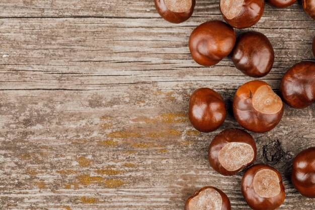 Castagne su un vecchio tavolo di legno