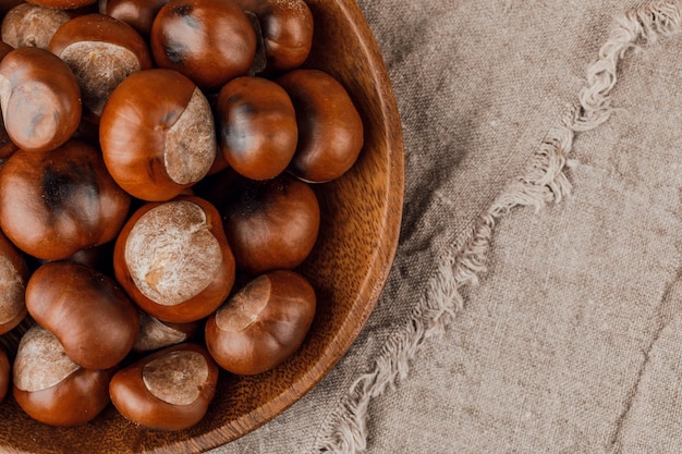 Castagne su un vecchio tavolo di legno