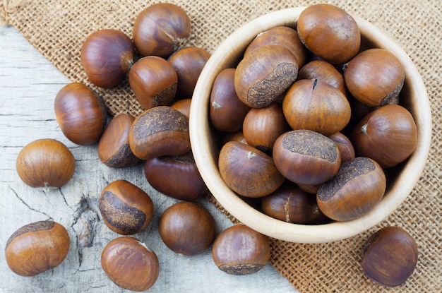 Castagne sul pavimento di legno.