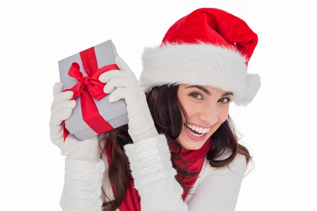 Castana felice in regalo della tenuta del cappello di Santa su fondo bianco