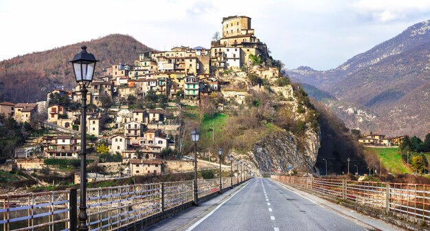 Castel di Tora, bellissimo borgo medievale a lago. Provincia di Rieti, Italia