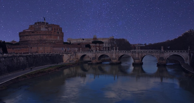 Castel Sant'Angelo al chiaro di luna a Roma, Italia