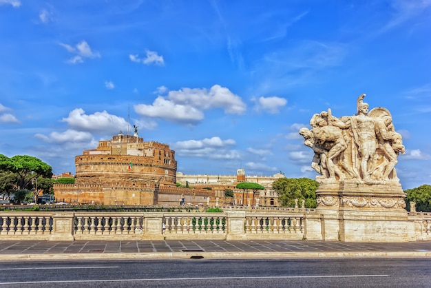 Castel Sant'Angelo e le statue del Ponte Vittorio Emanuele a Roma.