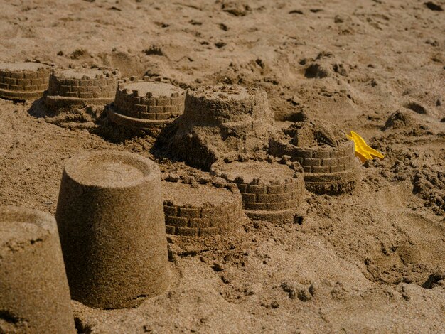 Castelli di sabbia sulla spiaggia