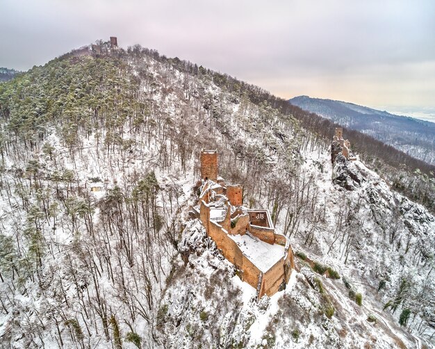 Castelli di Saint Ulrich, Girsberg e Haut-Ribeaupierre nelle montagne dei Vosgi vicino a Ribeauville. Alto Reno, Francia