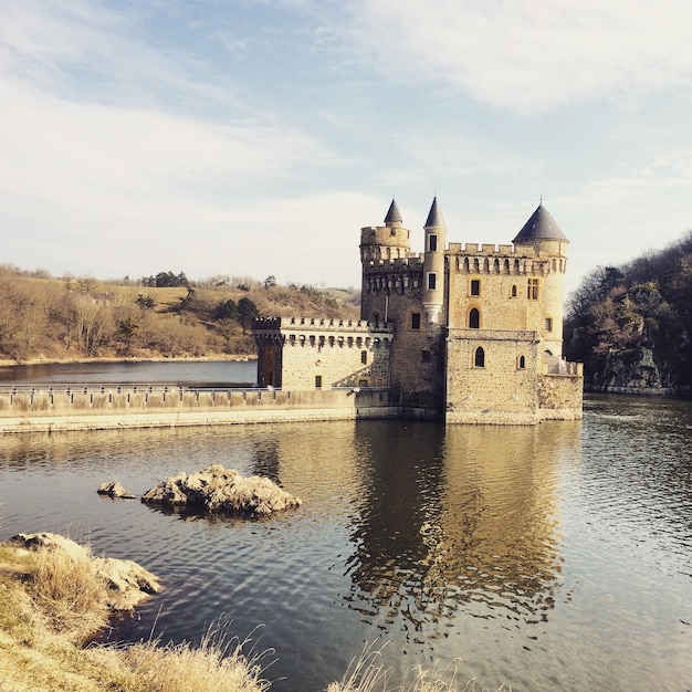 Castello al lago contro il cielo