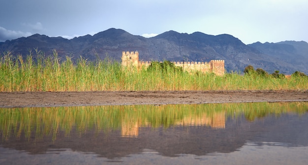 Castello alla spiaggia di Frangokastello a Creta con la riflessione