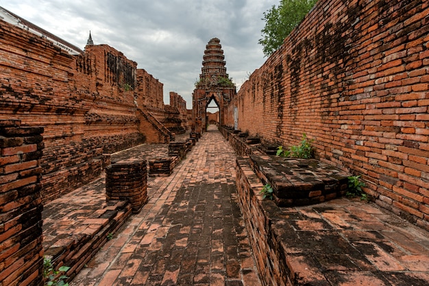 Castello Ayutthaya di Nakhon Luang del vecchio tempio in Tailandia