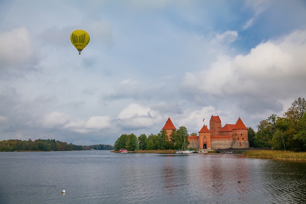 Castello dell'isola di Trakai - è un castello dell'isola situato a Trakai, in Lituania, su un'isola nel lago Galve