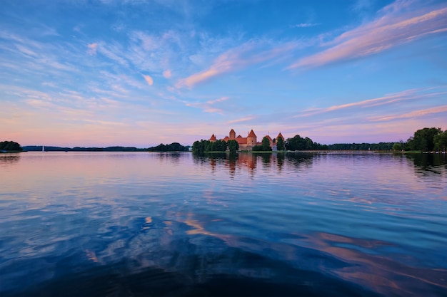 Castello dell'isola di trakai nel lago galve lituania