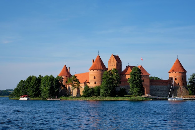 Castello dell'isola di trakai nel lago galve lituania