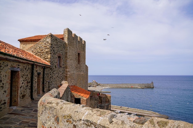 Castello della città e porto sulla spiaggia di Collioure Languedoc-Roussillon Francia