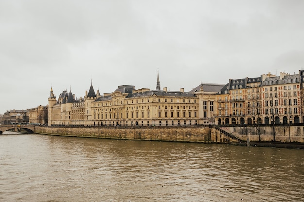 Castello della Conciergerie situato a ovest dell'Ile de la Cite ora utilizzato per i tribunali.