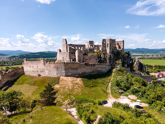 Castello di Beckov nel villaggio di Beckov in Slovacchia Europa Giornata estiva