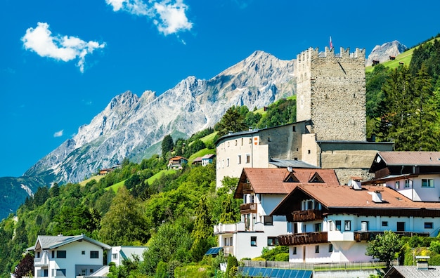 Castello di Bideneck nel villaggio di Fliess - la valle dell'Inn, Tirolo, Austria