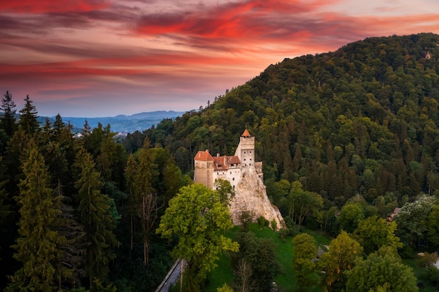 Castello di Bran al tramonto Il famoso castello di Dracula in Transilvania Romania