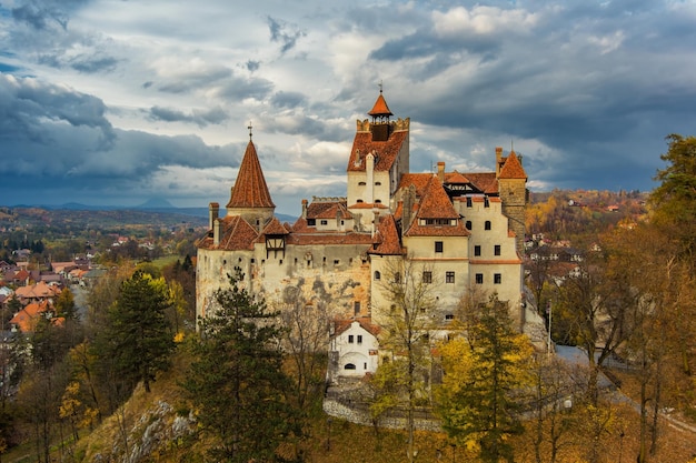 Castello di Bran in Transilvania e nuvole scure