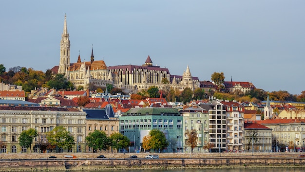 Castello di Buda sopra le costruzioni variopinte e l'argine del Danubio, Budapest