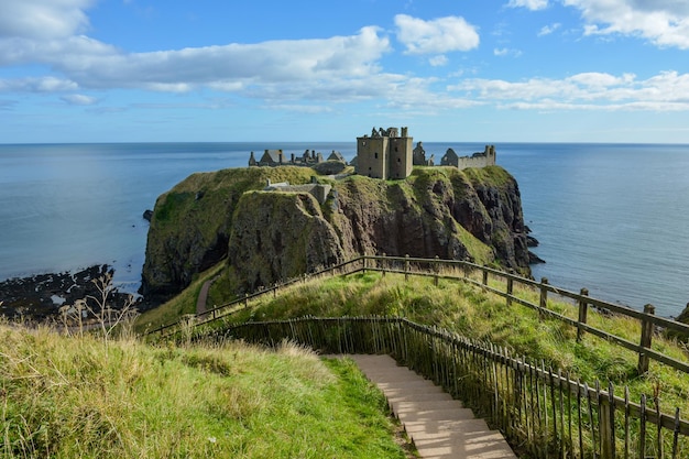 Castello di Donnottarr in Scozia sul bellissimo paesaggio della costa del Mare del Nord