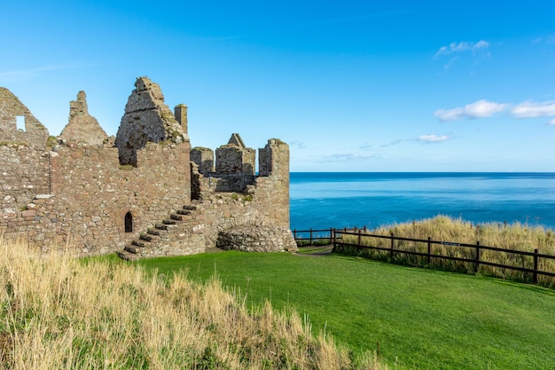 Castello di Donnottarr in Scozia sul bellissimo paesaggio della costa del Mare del Nord