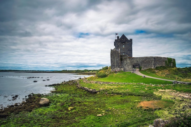 Castello di Dunguaire nella contea di Galway vicino a Kinvarra Irlanda