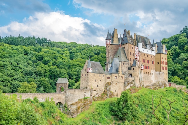 Castello di Eltz, un castello medievale situato su una collina nella foresta