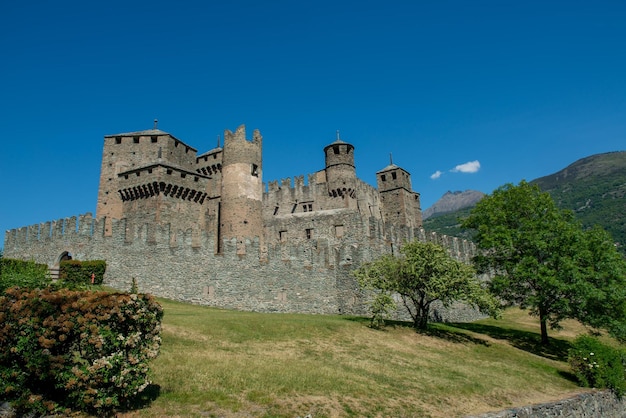 Castello di Fenis Classico castello medievale con torri e torrette