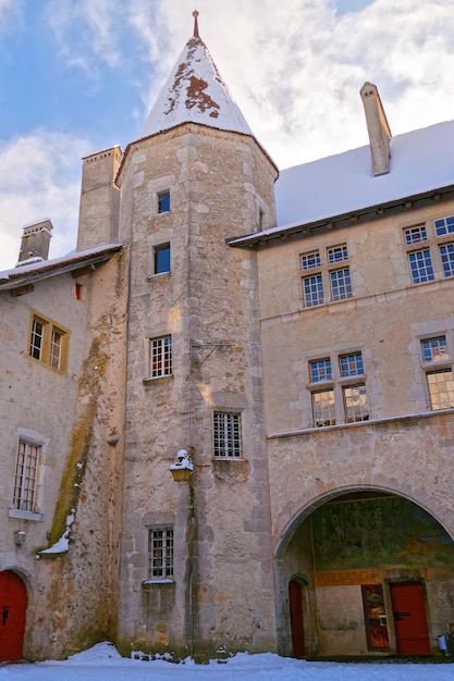 Castello di Gruyeres in Svizzera costruito seguendo la tipica pianta quadrata delle fortificazioni. È una famosa località turistica nota anche per il suo formaggio