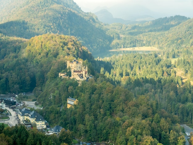 Castello di Hohenschwangau con il lago Alpsee