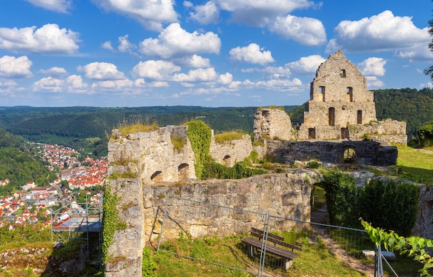 Castello di Hohenurach sulla cima della montagna Bad Urach Germania