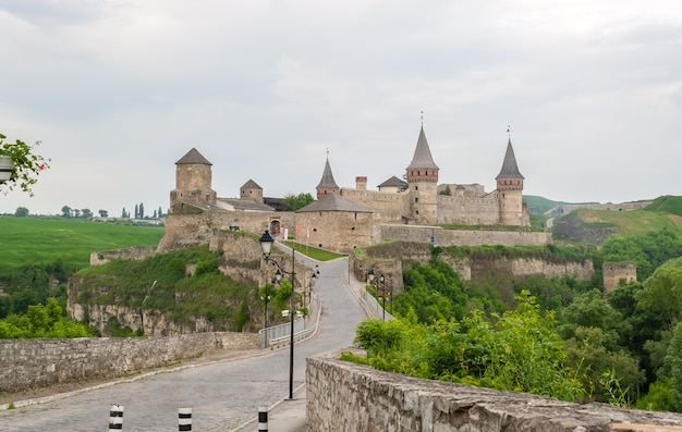 Castello di Kamianets-Podilskyi. Vista dal centro storico. Ucraina