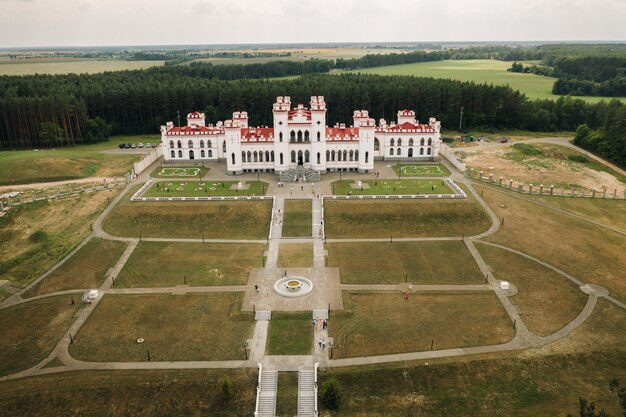 Castello di Kossovsky di estate nel palazzo di Belarus.Puslovsky.