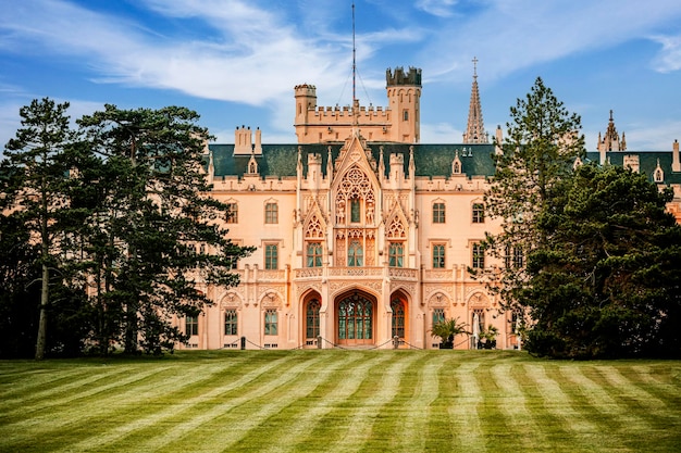 Castello di Lednice con splendidi giardini e parchi LedniceValtice Paesaggio Regione della Moravia meridionale Patrimonio mondiale dell'UNESCO