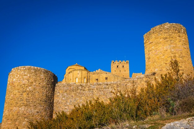 Castello di Loarre spagna mura esterne torri di difesa giardini esterni