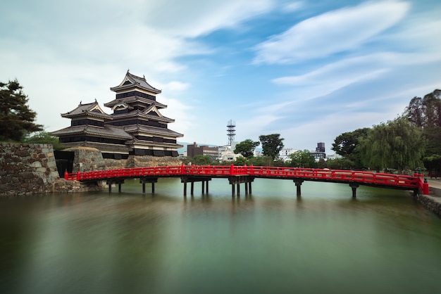 Castello di Matsumoto contro cielo blu nella città di Nagono, Giappone