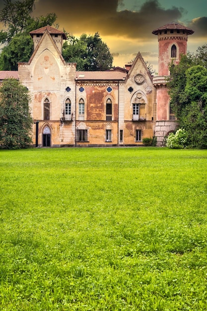 Castello di Miradolo dal design gotico pieno di mistero con la luce del tramonto