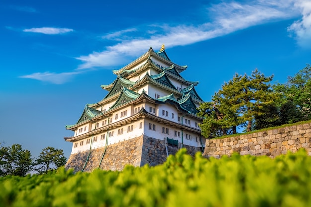 Castello di Nagoya e skyline della città in Giappone con cielo blu