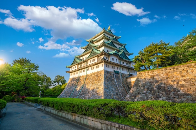 Castello di Nagoya e skyline della città in Giappone con cielo blu