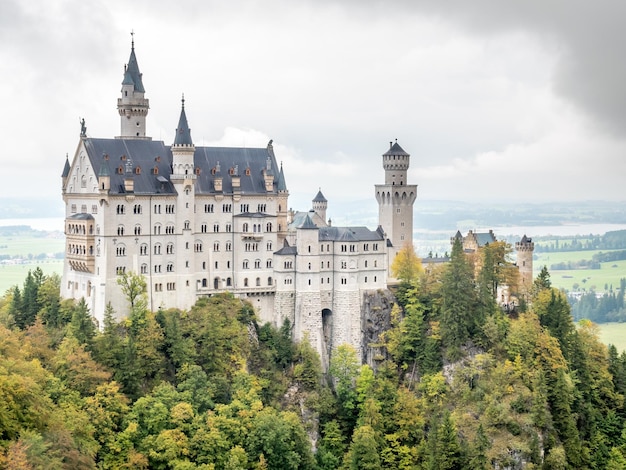 Castello di Neuschwanstein sotto il cielo nuvoloso