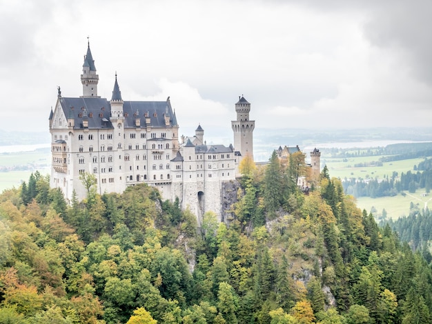 Castello di Neuschwanstein sotto il cielo nuvoloso