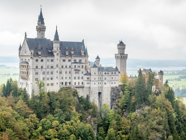 Castello di Neuschwanstein sotto il cielo nuvoloso