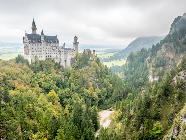 Castello di Neuschwanstein sotto il cielo nuvoloso