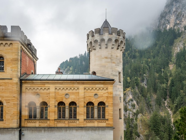 Castello di Neuschwanstein sotto il cielo nuvoloso