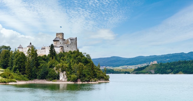 Castello di Niedzica o castello di Dunajec panorama estivo Polonia